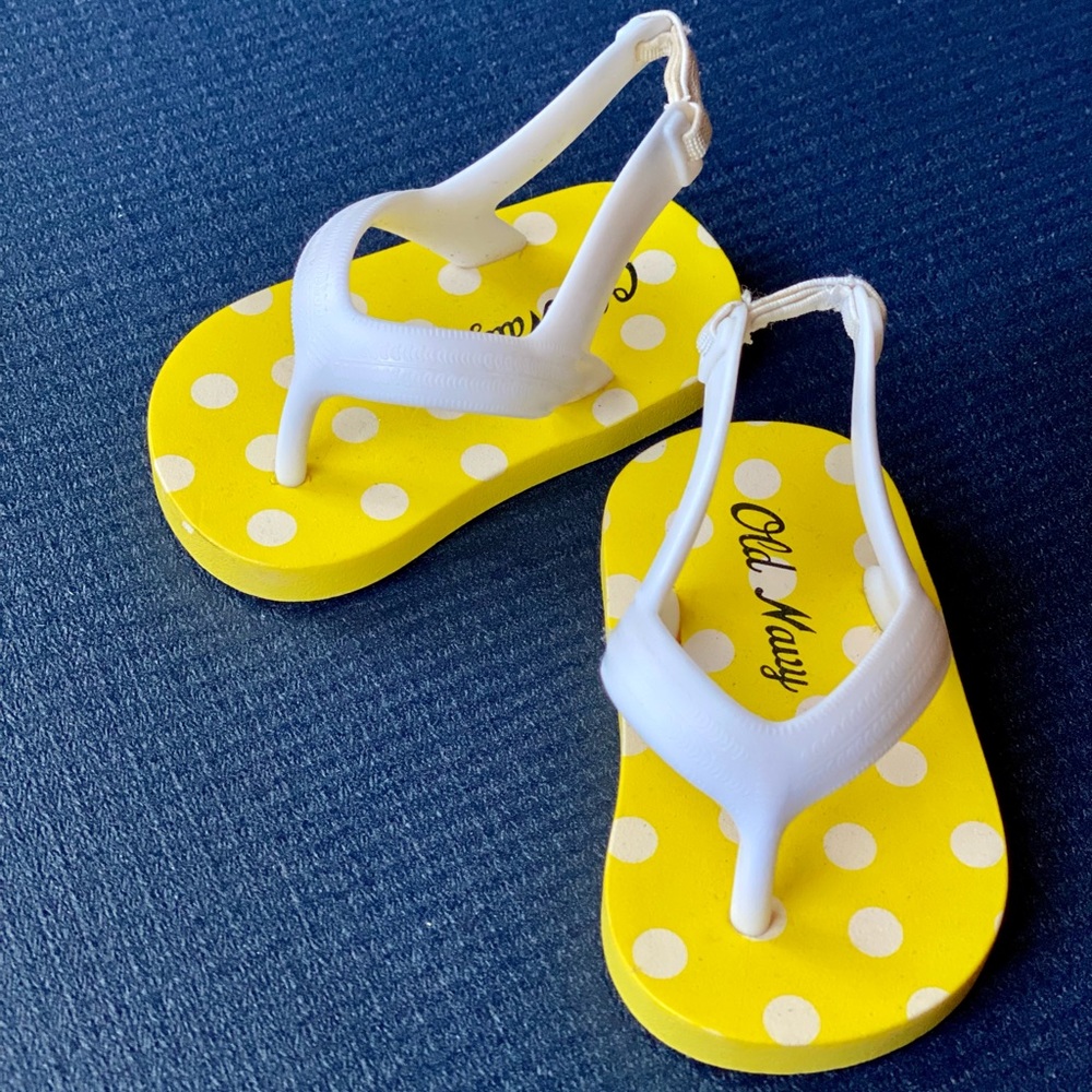 Size 2 Old Navy yellow polka dot girl’s flip-flops